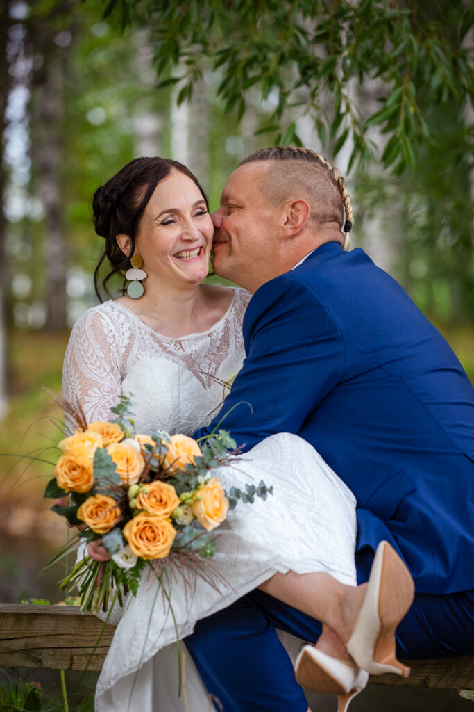 Leikkisä hääpotretti Joensuussa, dokumentaarinen hääkuvaus Joensuu