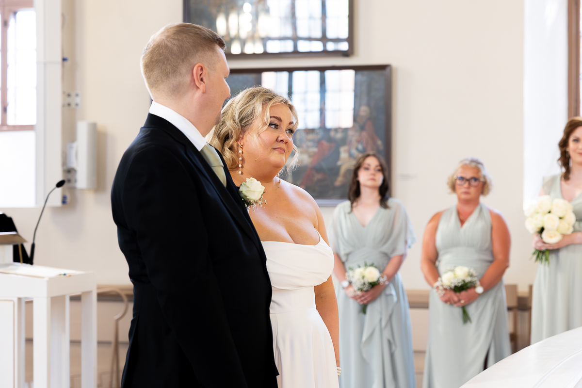 dokumentaarinen hääkuvaus Kuopion tuomiokirkko